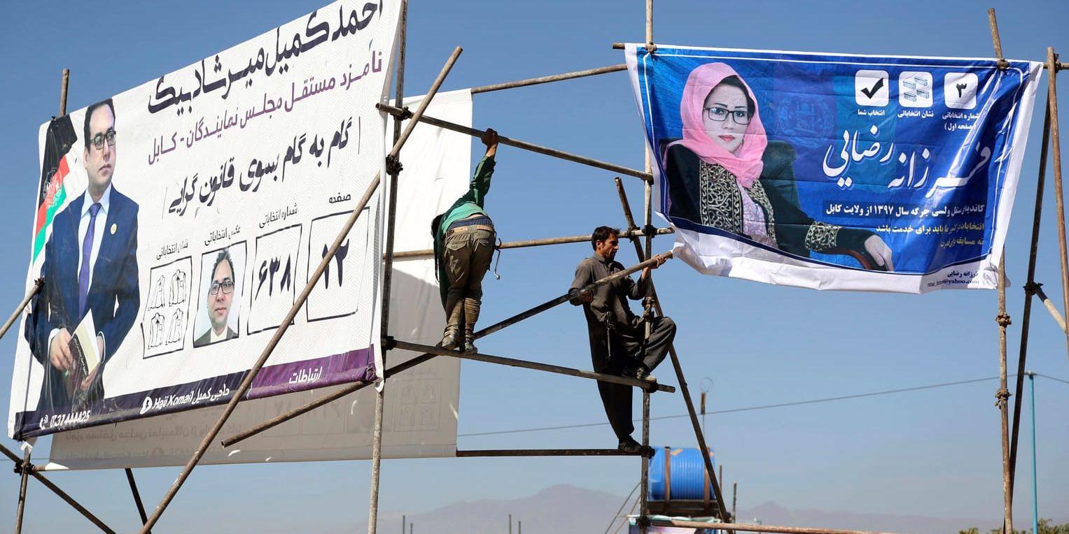 Afghanistan tapetseras med affischer inför valet i helgen.