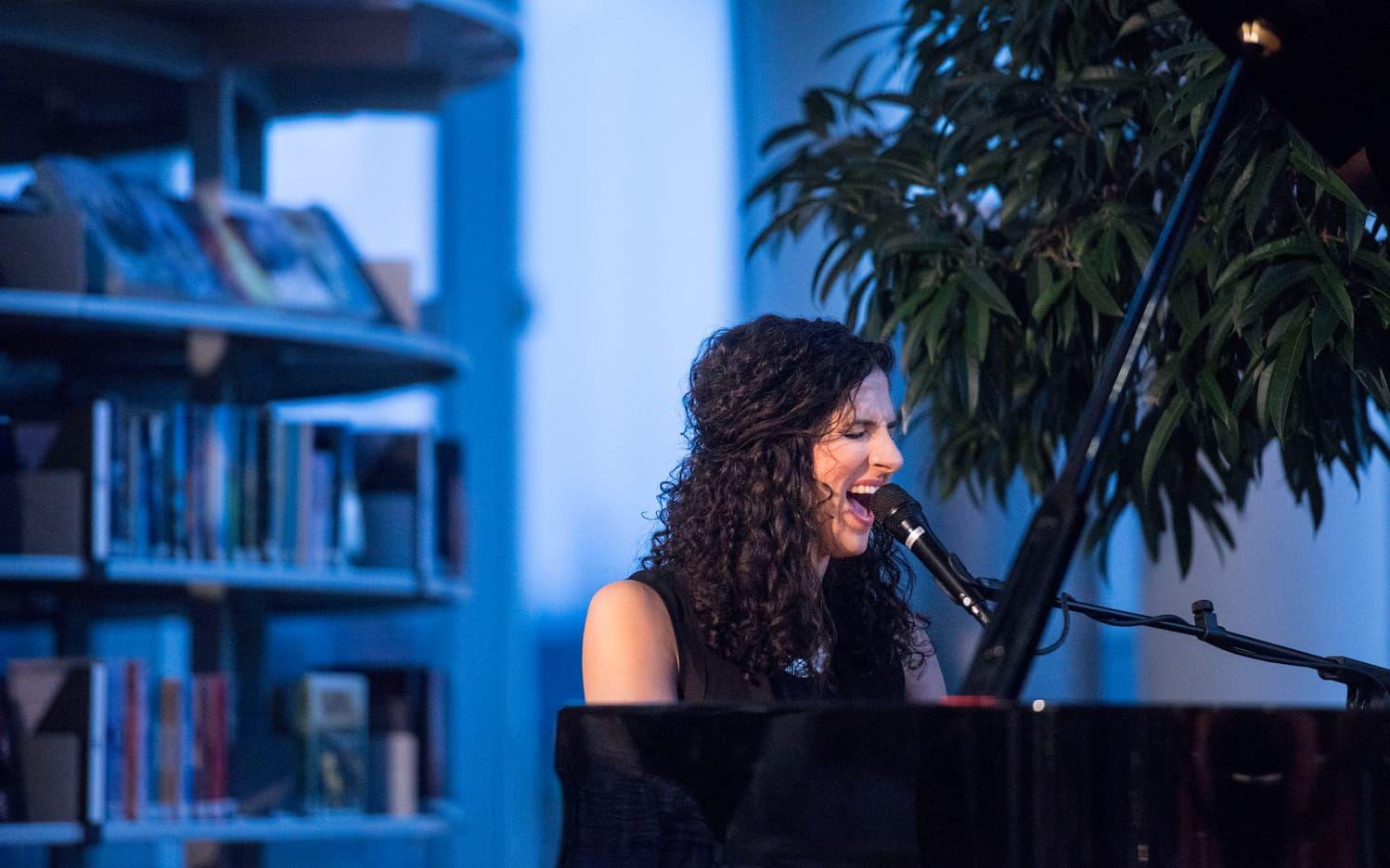 Laila Biali leker intensivt med tonerna och sin röst.