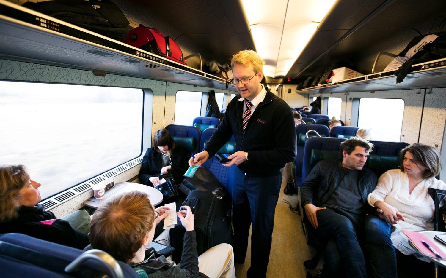 Mångsidigt yrke. Tågvärden Frank Stehn har många sysslor ombord på Öresundstågen, allt från att ­kolla biljetter till att ansvara för  säkerheten för de resande. Bild: Patrik Ljungman
