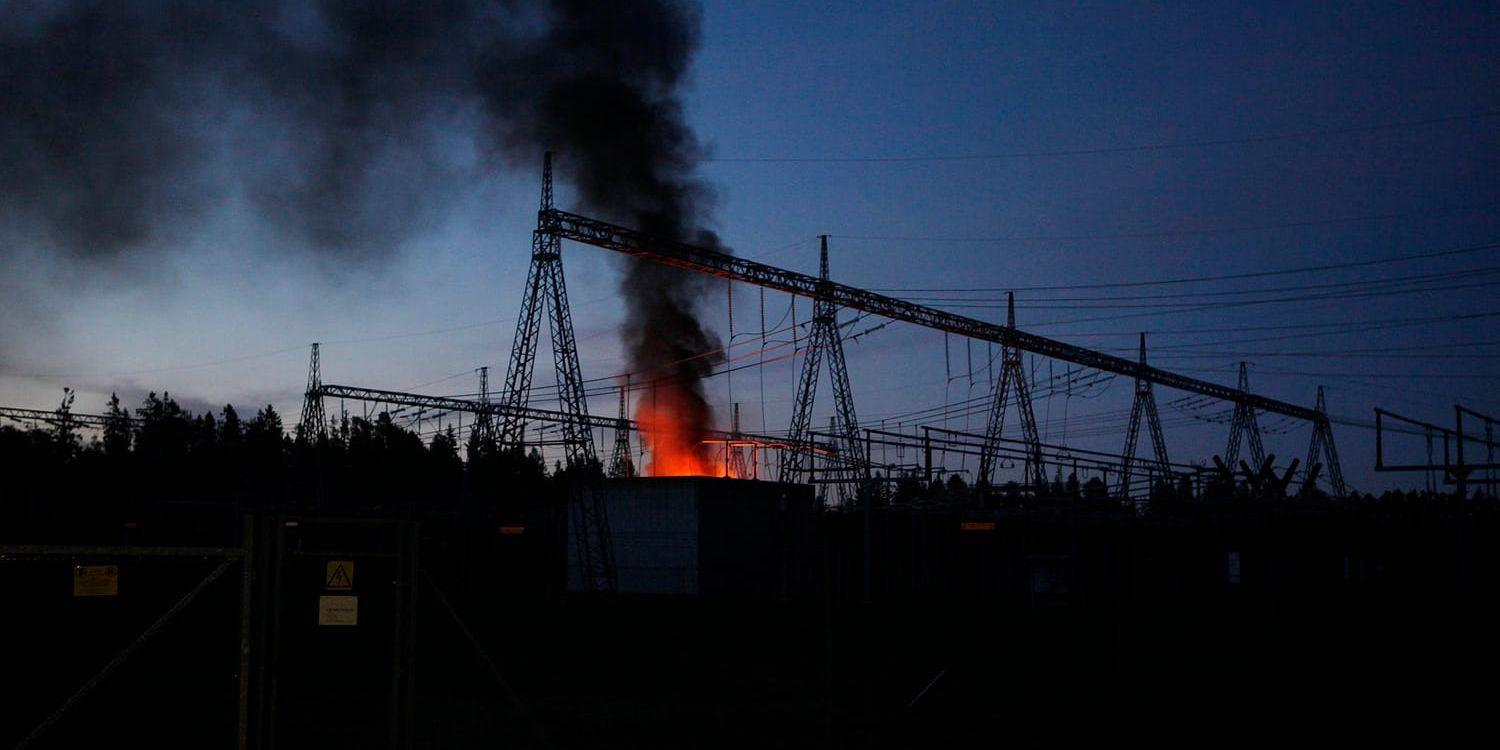 Branden i ett ställverk i Vaple söder om Sundsvall är under kontroll.