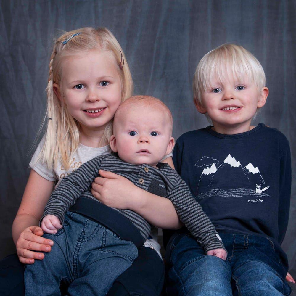 Emilie Wendeborn och Michael Johansson, Harplinge fick den 28 augusti en pojke som heter Lowe. Han vägde 4240 g och var 51 cm lång. Syskonen heter Tilde och Olle.