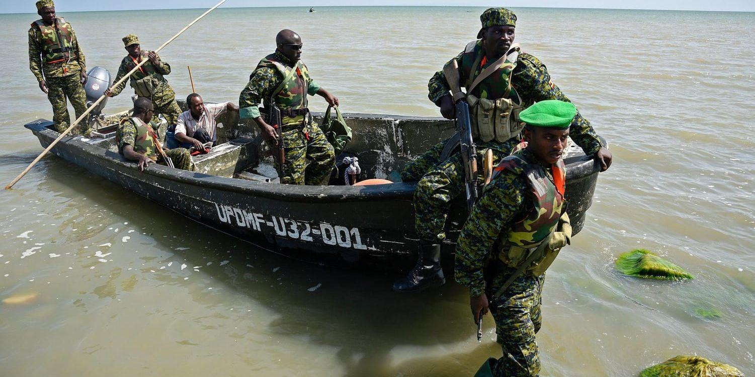 Ugandiska soldater för i land en misstänkt tjuvfiskare från Kongo-Kinshasa vid Rwenshama längs den ugandiska kusten i augusti.