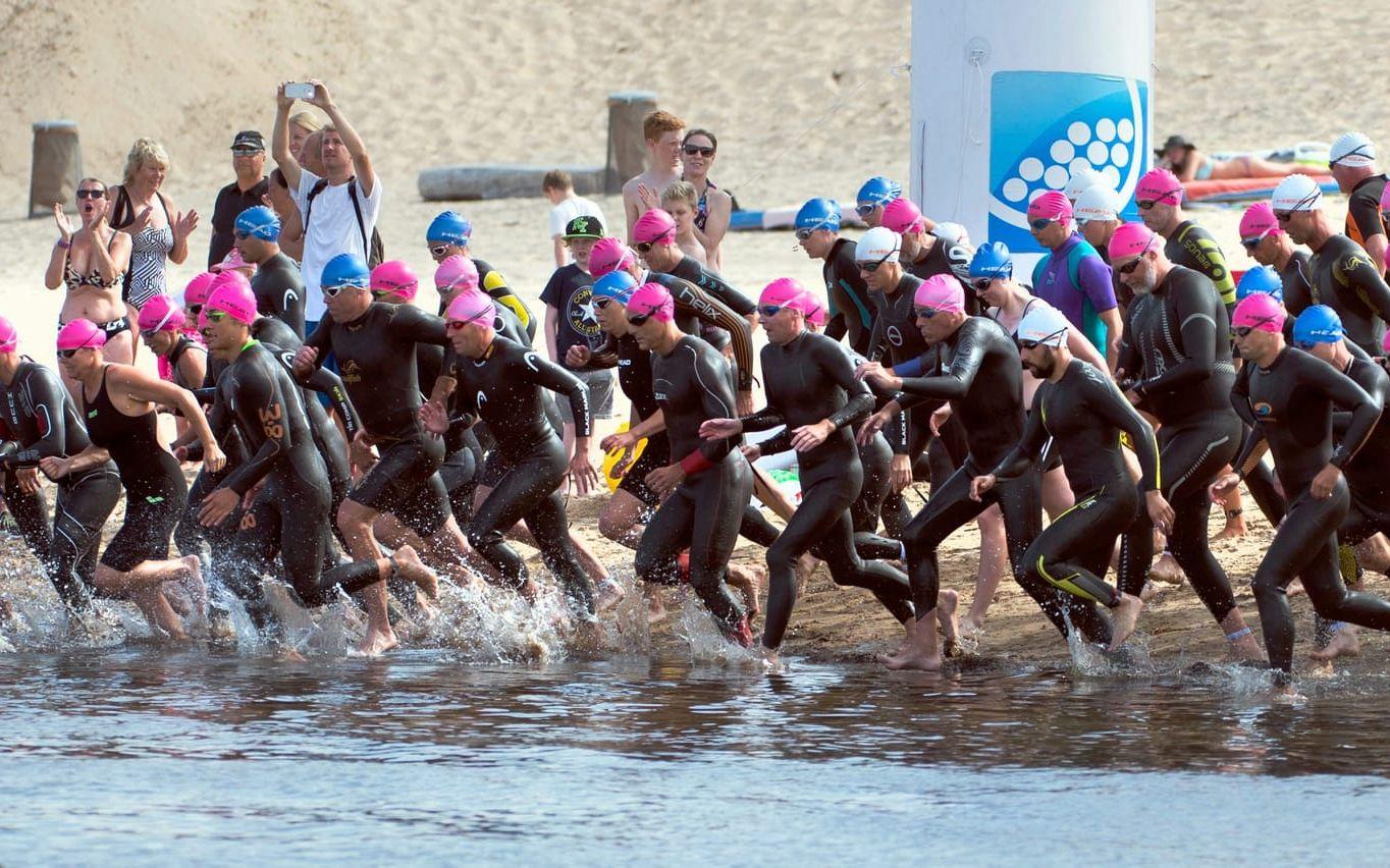 Masstart. Nästan alla deltagare startade klockan 10:00 under lördagen med att hoppa i havet och simma en given sträcka, innan den avslutande löpningen. Bild: Johan Persson