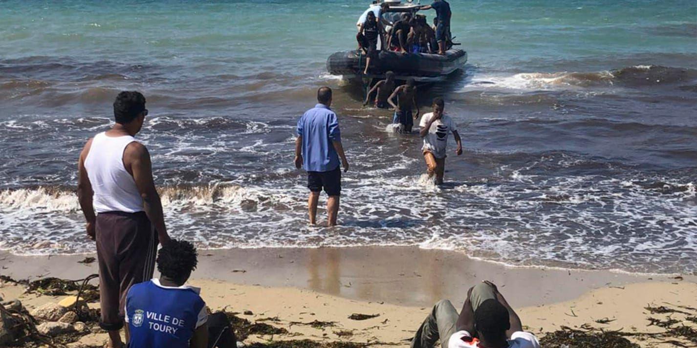 Libyska kustbevakningen har räddat uppåt 1 000 migranter som var på väg till Europa. Denna bild är från den 20 juni i år.