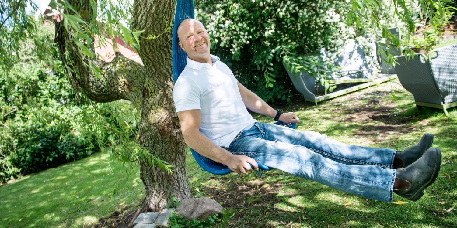 Nöjd 50-åring. Magnus Möller har fullt upp både med jobb och andra aktiviteter, den hängande stolen sliter han sällan på. Bild: Jari Välitalo