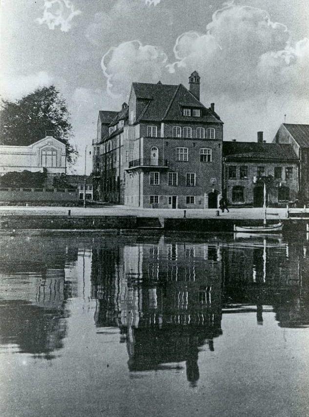 ”Hamnen med nya bankhuset” står det på vykortet, som kommer från Föreningen Gamla Halmstads samlingar.