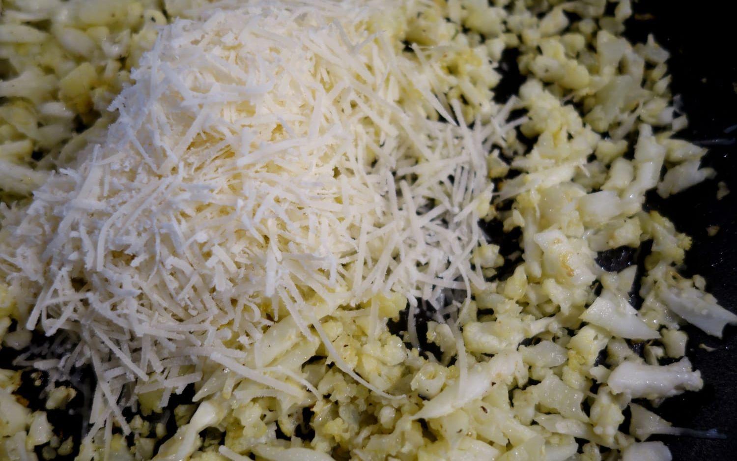 Mumsigt. Nyriven parmesanost blandas med det varma blomkålsriset.