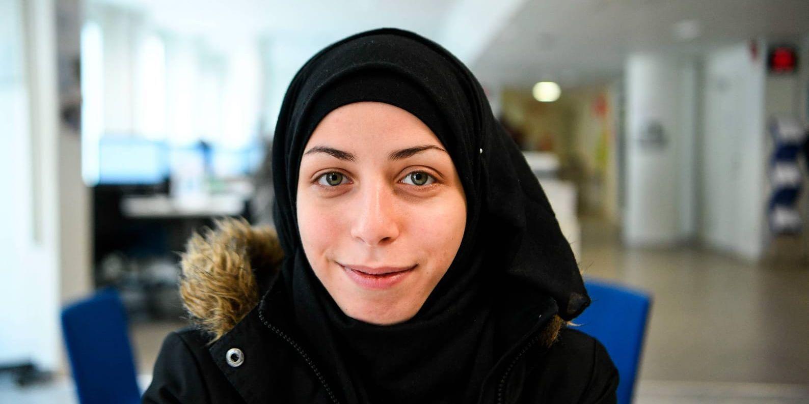Nour Ghnaim, 24, kom till Sverige från Syrien för tre år sedan. Hon talar svenska, men har hittills bara lärt sig via Youtube. Nu är planen att försöka kombinera deltidsjobb med SFI-studier.