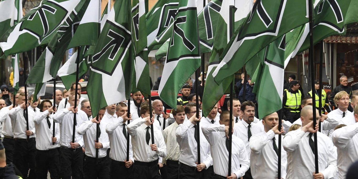 Nordiska motståndsrörelsen (NMR) demonstrerar i Ludvika på 1 maj. Arkivbild.