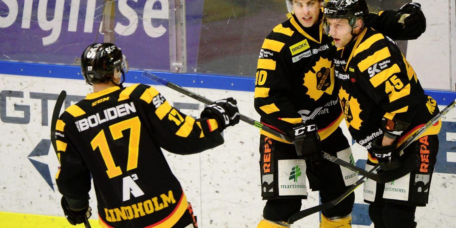 Skellefteås OS-kedja med Pär Lindholm, Joakim Lindström och Oscar Möller jublar efter 3–1-målet i torsdagens ishockeymatch i SHL mellan Skellefteå och Karlskrona.