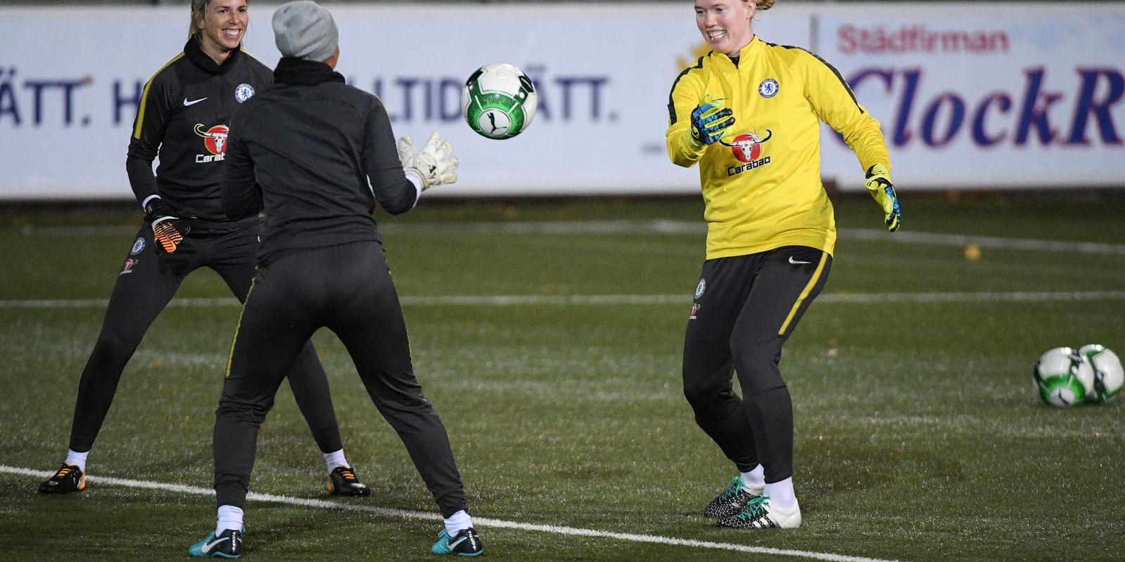 Landslagsmålvakten Hedvig Lindahl, Chelsea, värmer upp på Malmö IP. Londonklubben har med sig en 3–0-seger inför returen mot Rosengård i Champions League-fotbollens åttondelsfinal.