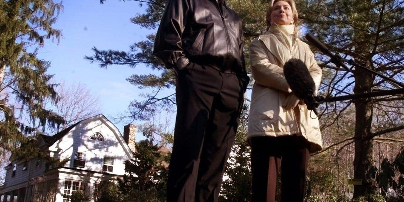Bill och Hillary Clinton framför sitt hus i Chappaqua. Arkivbild.
