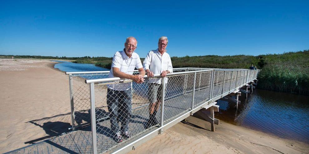 Lång process. Bengt Danielsson och Tommy Gustafsson gläds åt att Gullbrannastranden får en säkrare gångbro som inte behöver plockas ned varje höst.