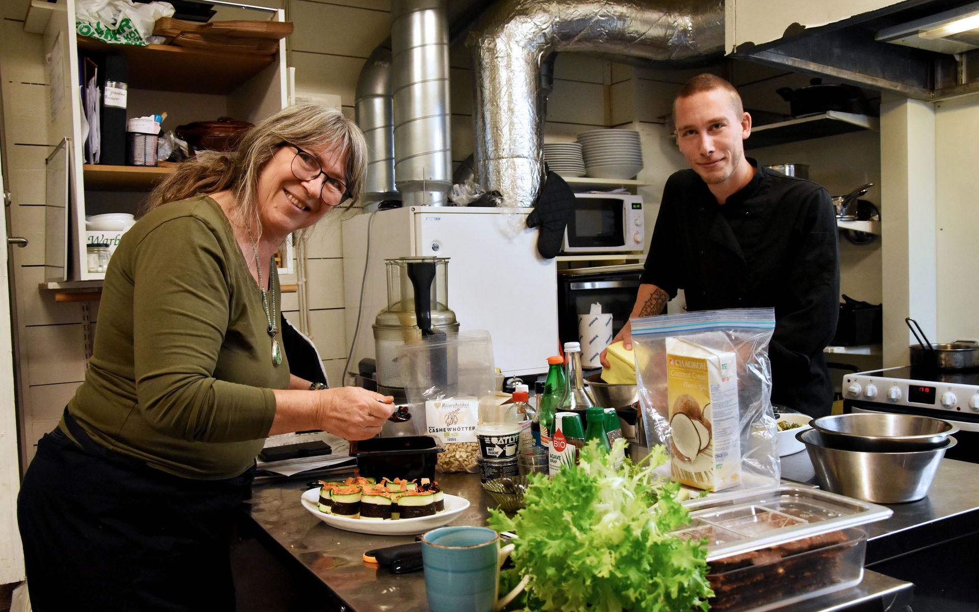 Hanna Eneslätt, verksamhetsutvecklare på Le Juice och Max Larsen, kock på Le Juice experimenterar fram julens smaker i helvegetarisk tappning. 