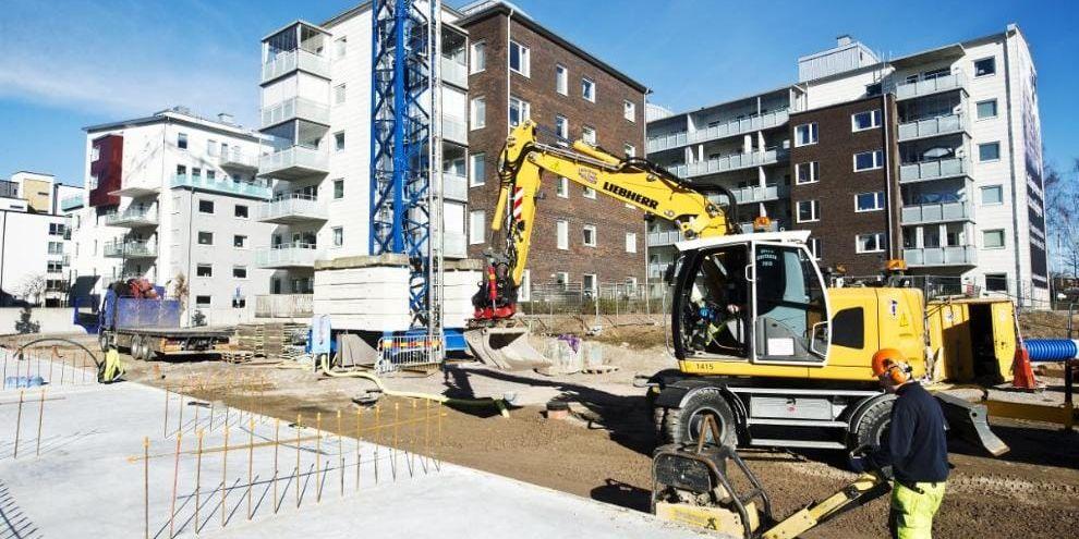 Lång väntan. Trots att det byggs nya hyreslägenheter i Halmstad är väntan på en lägenhet ibland flera år.