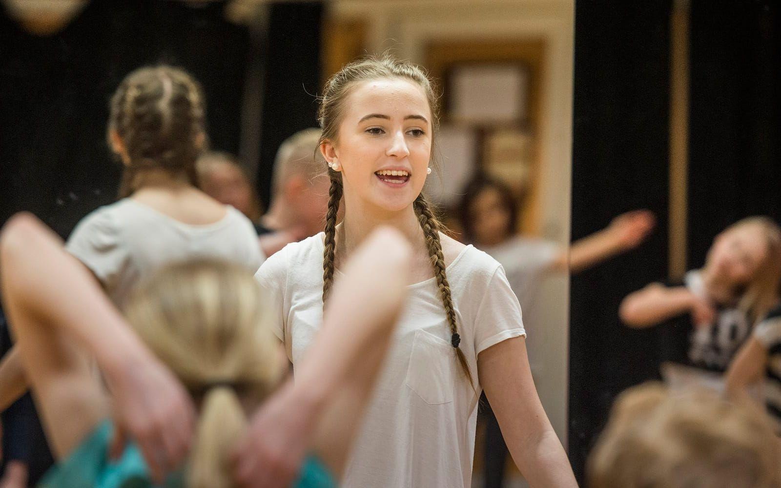 Trivs som tränare. Hannah Åhlén är ansvarig tränare för två streetdancekurser i Sportdansklubben Laxbuggarna och hjälptränare i en dans & lek-grupp. Nyligen utsågs 15-åringen till ”Årets stjärnskott” vid Eldsjälsgalan på Halmstad teater. Bild: Jari Välitalo