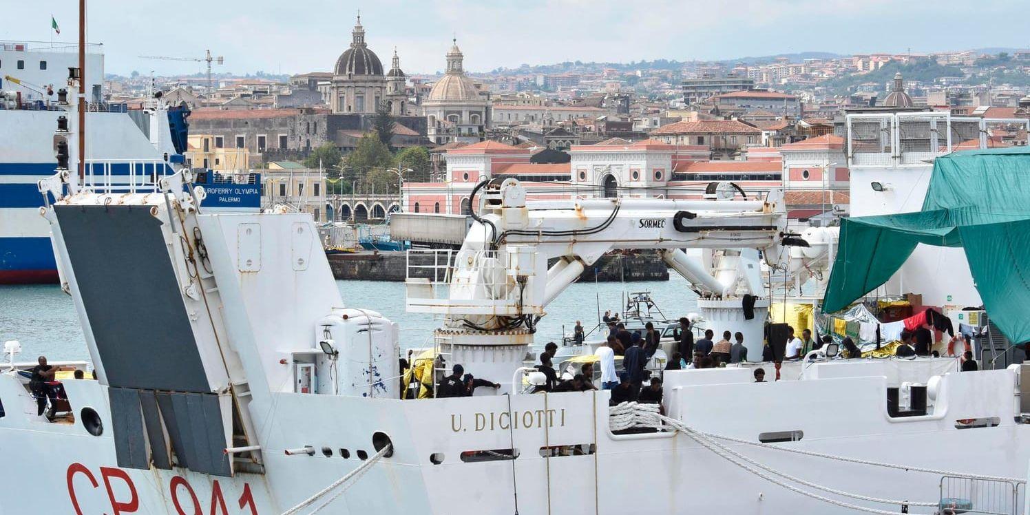 Migranter sitter kvar på kustbevakningsfartyget Diciotti i italienska Catania. Bild tagen på onsdagen.