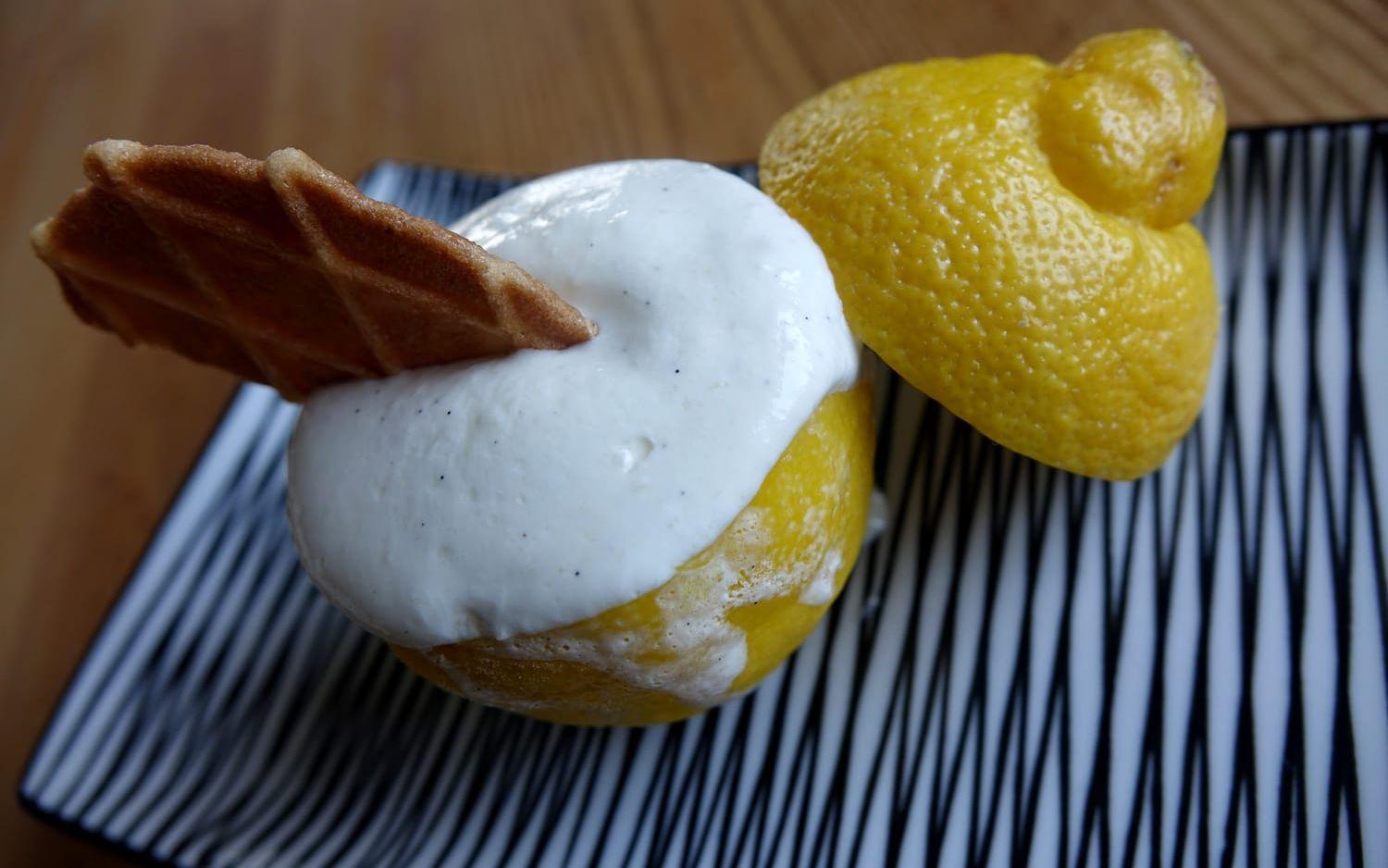 Friskt. Frysta citroner fyllda med glass som smaksatts av citron, limoncello och vodka.