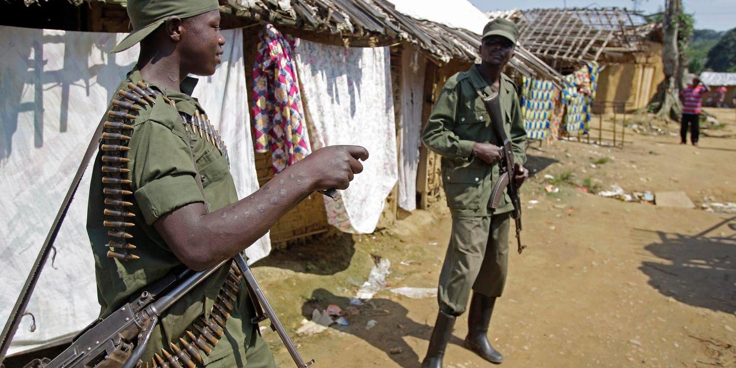 Kongolesisk militär patrullerar i en by i centrala Kongo-Kinshasa. Arkivbild.