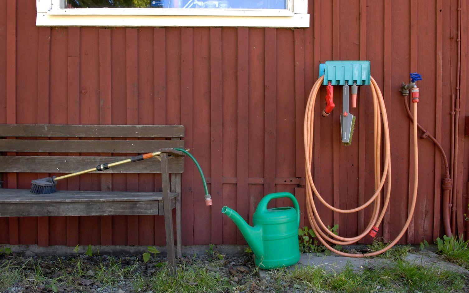 Så eldar du säkert, 3: Försäkra dig om att vatten finns i närheten så att du kan förhindra att elden sprids. Bild: Jan Erik Henriksson.