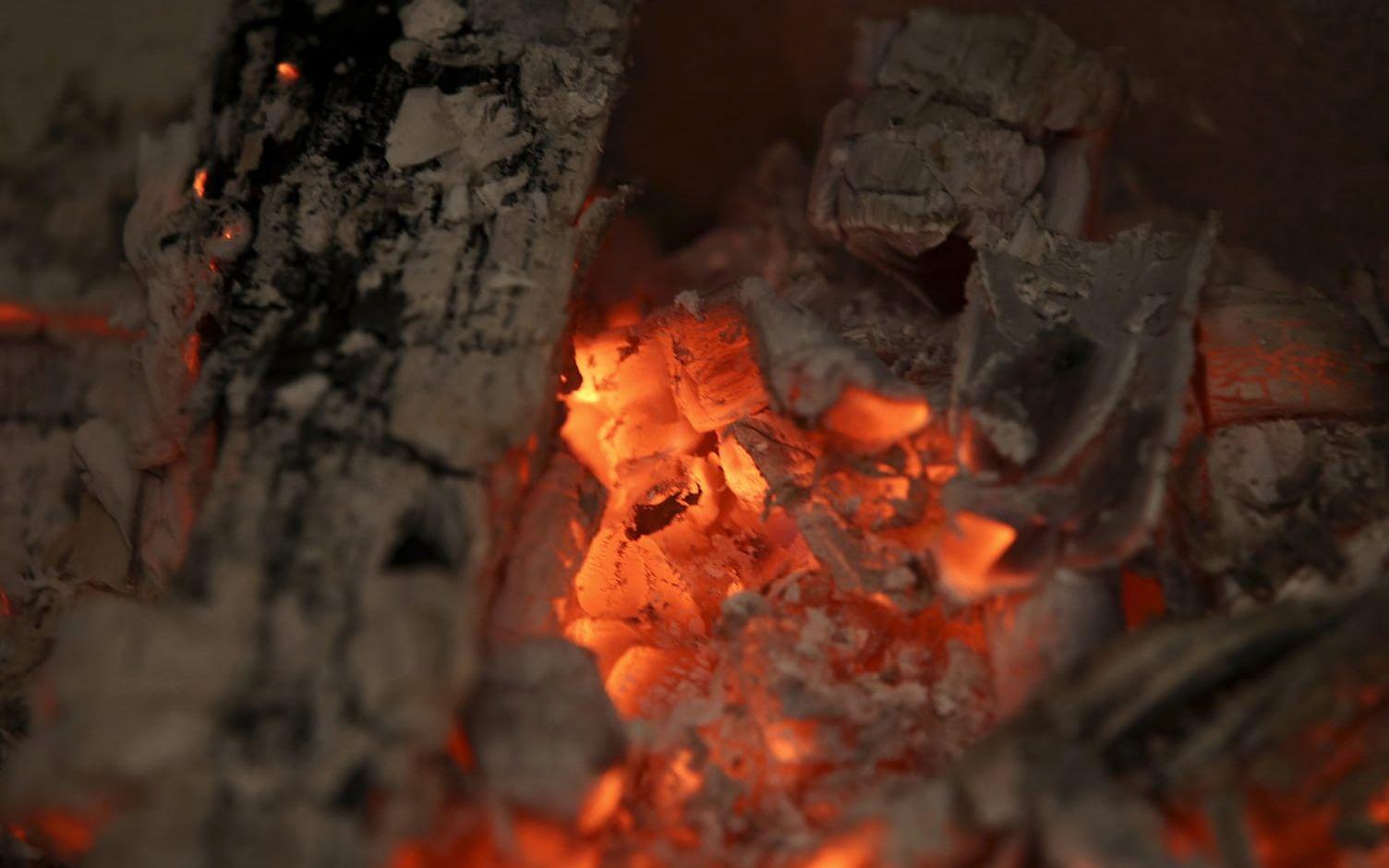 Så eldar du säkert, 5: Bevaka elden tills all glöd har slocknat. Bild: Terje Pedersen.