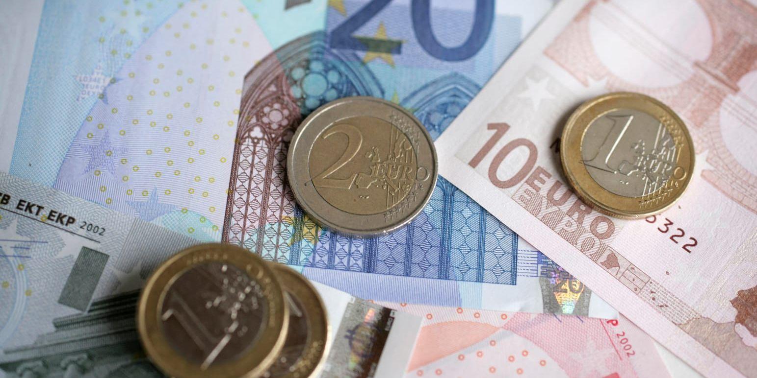 Euromynt och sedlar i olika valörer.