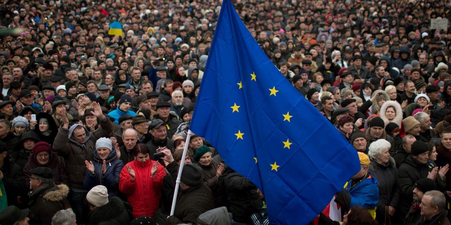 Applåder för EU-flaggan under ett massmöte i Kiev i mars 2014.