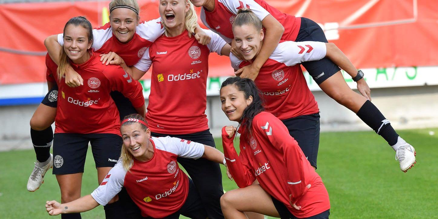 Det danska damfotbollslandslaget såg inte direkt ut att vara tyngda av stundens allvar under måndagens träning inför den avgörande VM-kvalmatchen mot Sverige.