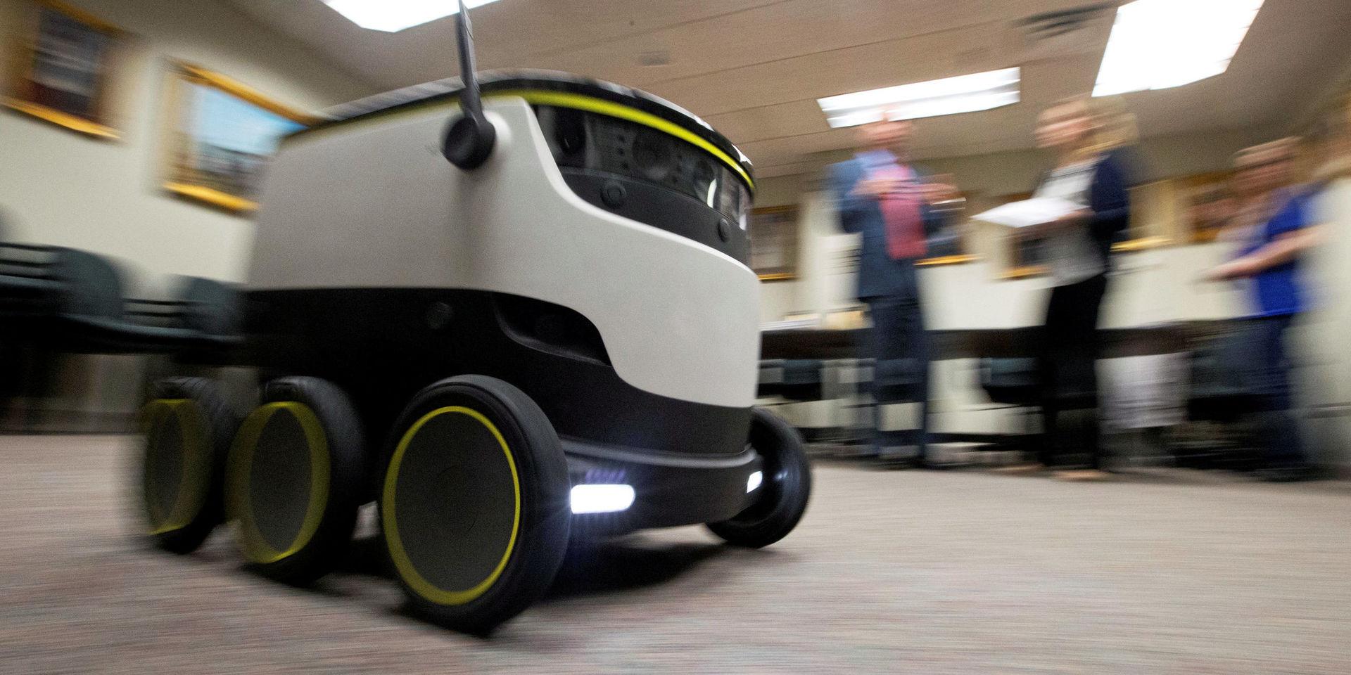 En robot från företaget Starship Technologies testas i syfte att förändra sättet som paket levereras på.