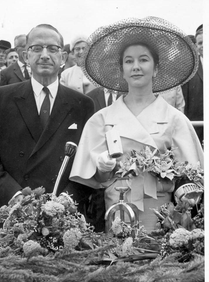Dan Broströms son Dan-Axel Broström, också han skeppsredare, tillsammans med hustrun Anna-Belle under en ceremoni i Amsterdam 1963, där Anna-Belle skulle döpa supertankern Danaland. Bild: TT