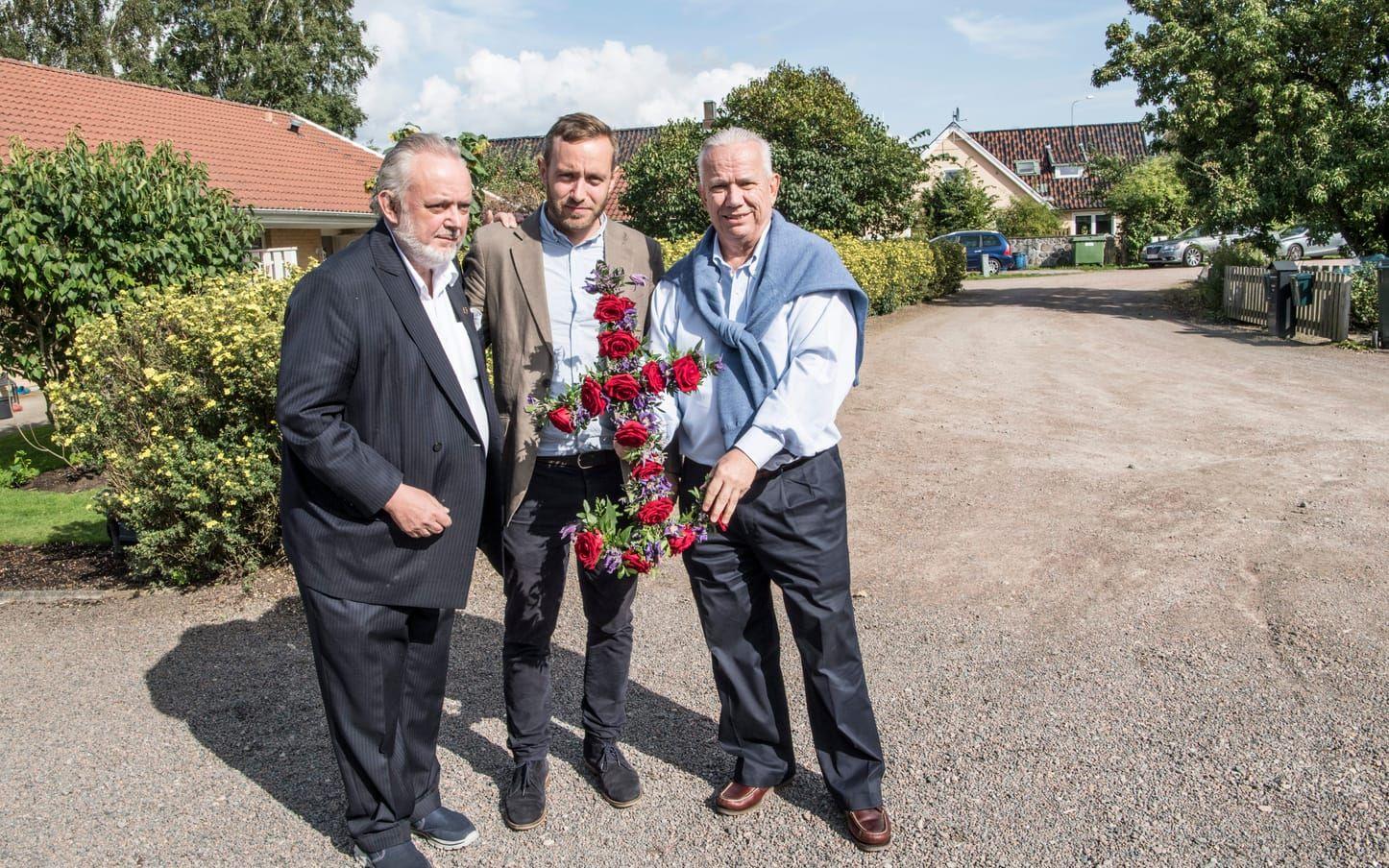 Jacob (t v), Alexander och Dan Broström med det ankare de har tagit med för att hedra Dan Broström – släktingen som ingen av dem har träffat men vars minne de alla har vuxit upp med. Bild: Jari Välitalo