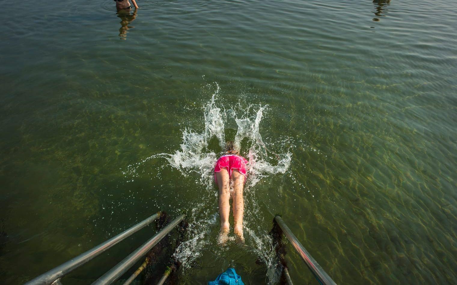 3. Låt barn använda flytväst eller räddningsväst vid lek nära vatten och på bryggor. Det är också en bra idé att ha flytväst om du är vuxen och inte kan simma. Bild: Jari Välitalo.