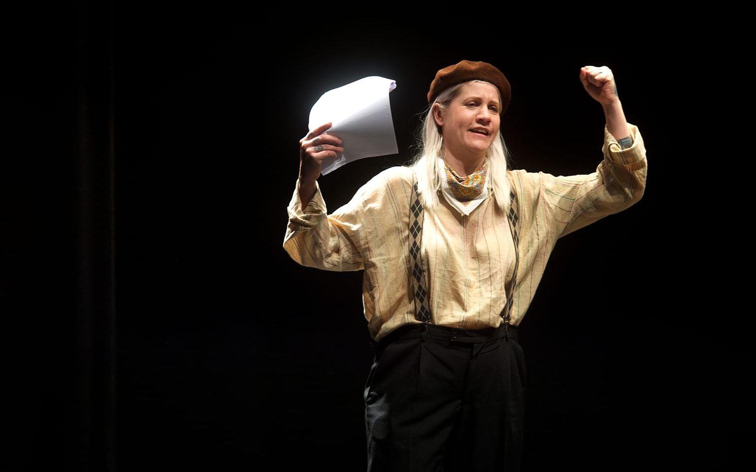 Komikern Emma Knyckare är bland annat känd för en kvinnofestival. I ”Isskåpet” spelar hon bohemen Stefan. Bild: Lina Salomonsson