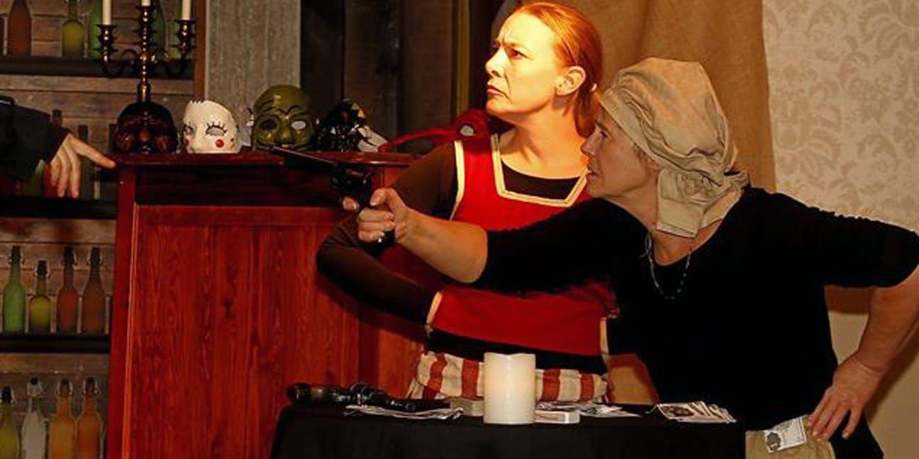Laddad fars. Maria Lindberg och Rosian Robertsson i en scen i ”Lik till salu” där även en pistol spelar en roll.