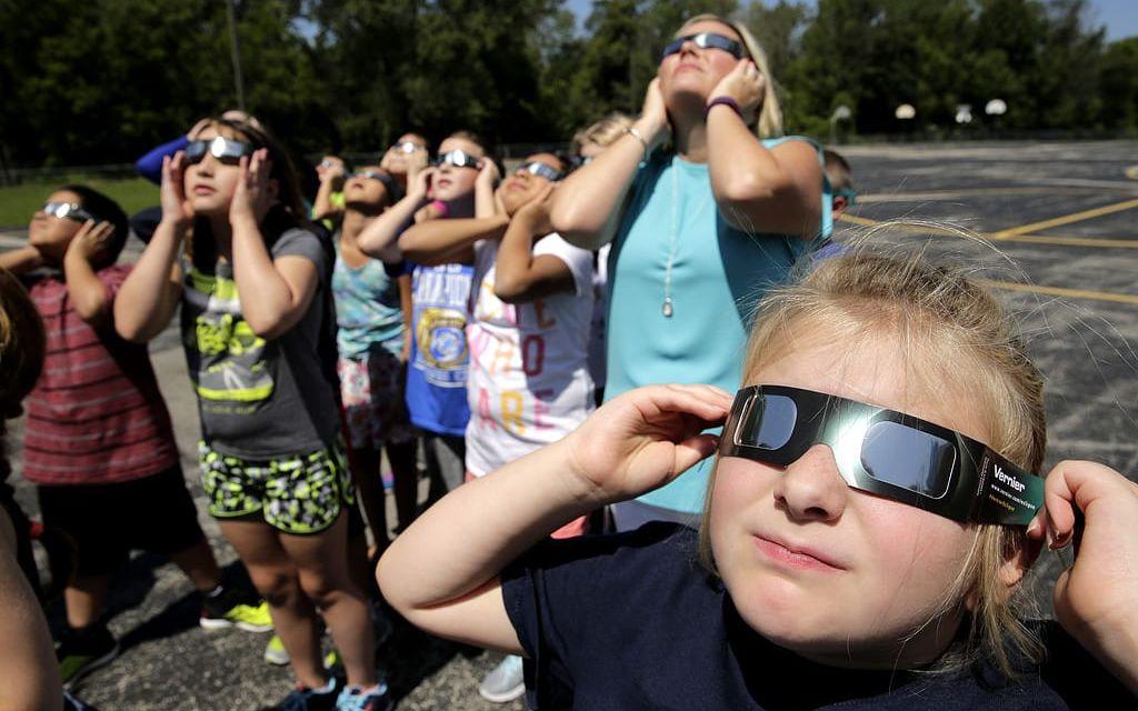 Skolor runt om i USA har i flera dagar förberett sig för solförmörkelsen. Vissa skolor håller helt stängt under måndagen medan andra har förberett sig inför händelsen genom att ägna alla  dagens lektioner åt vetenskapsutbildning. FOTO: AP