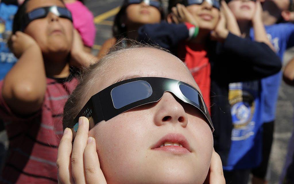 Att titta på solförmörkelsen utan speciella skyddsglasögon kan orsaka permanenta ögonskador.