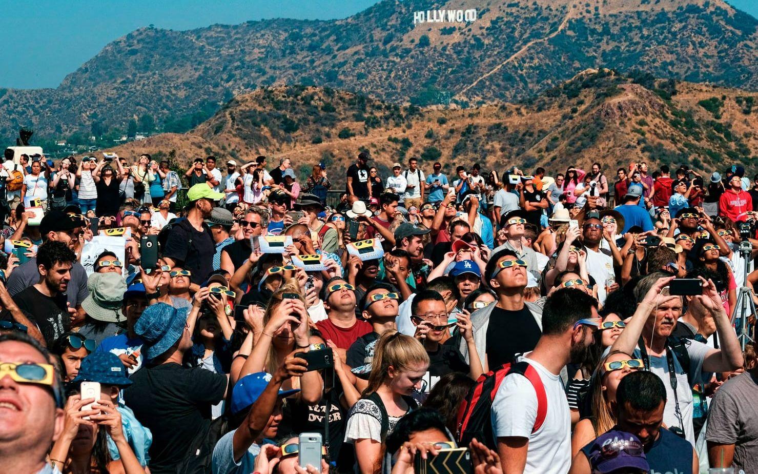 Många samlades nedanför Hollywoodskylten för att beskåda fenomenet. Bild: AP/TT
