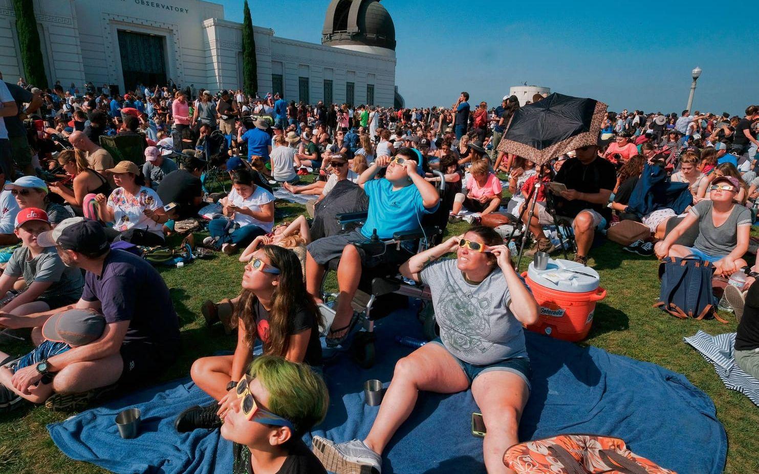 En familj från Cypern bevittnar solförmörkelsen i Los Angeles. Bild: AP/TT