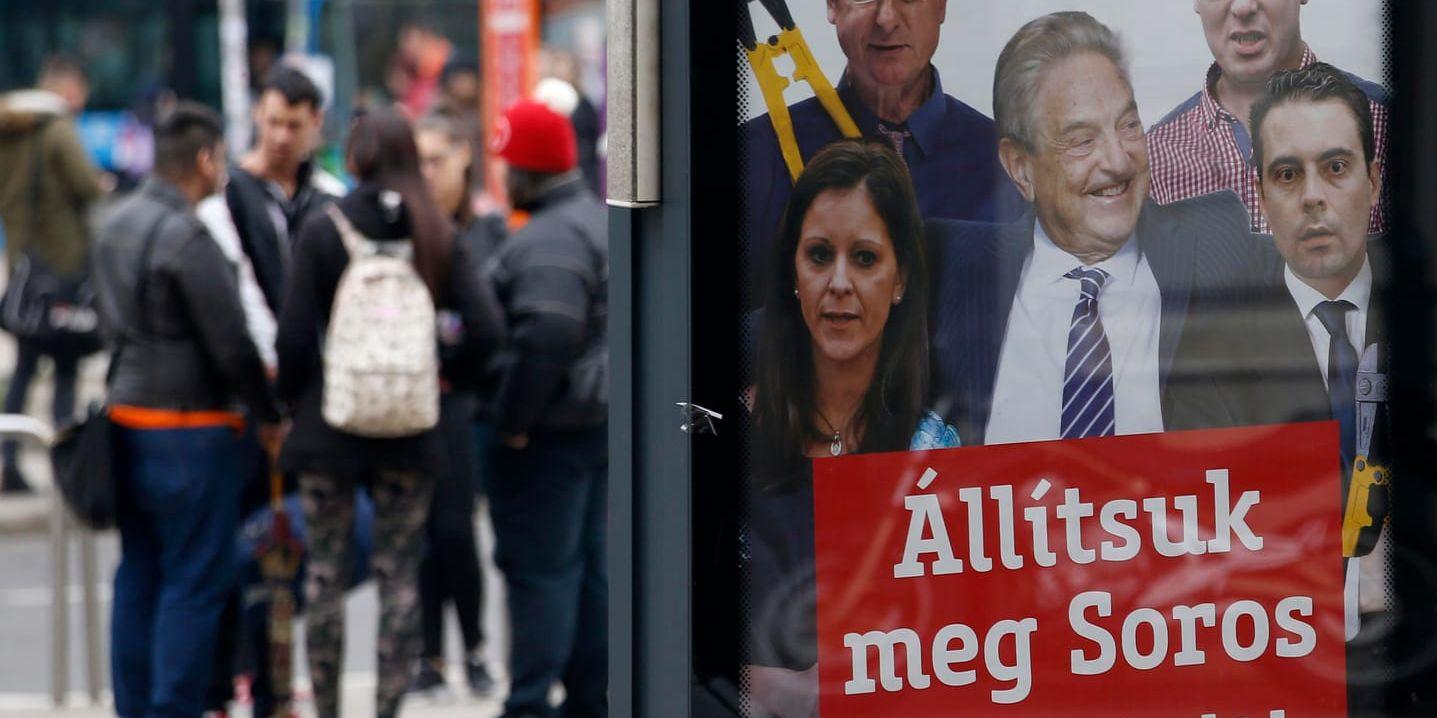 "Låt oss stoppa Soros kandidater" står det på en affisch från regeringspartiet Fidesz inför det ungerska parlamentsvalet i april i år.