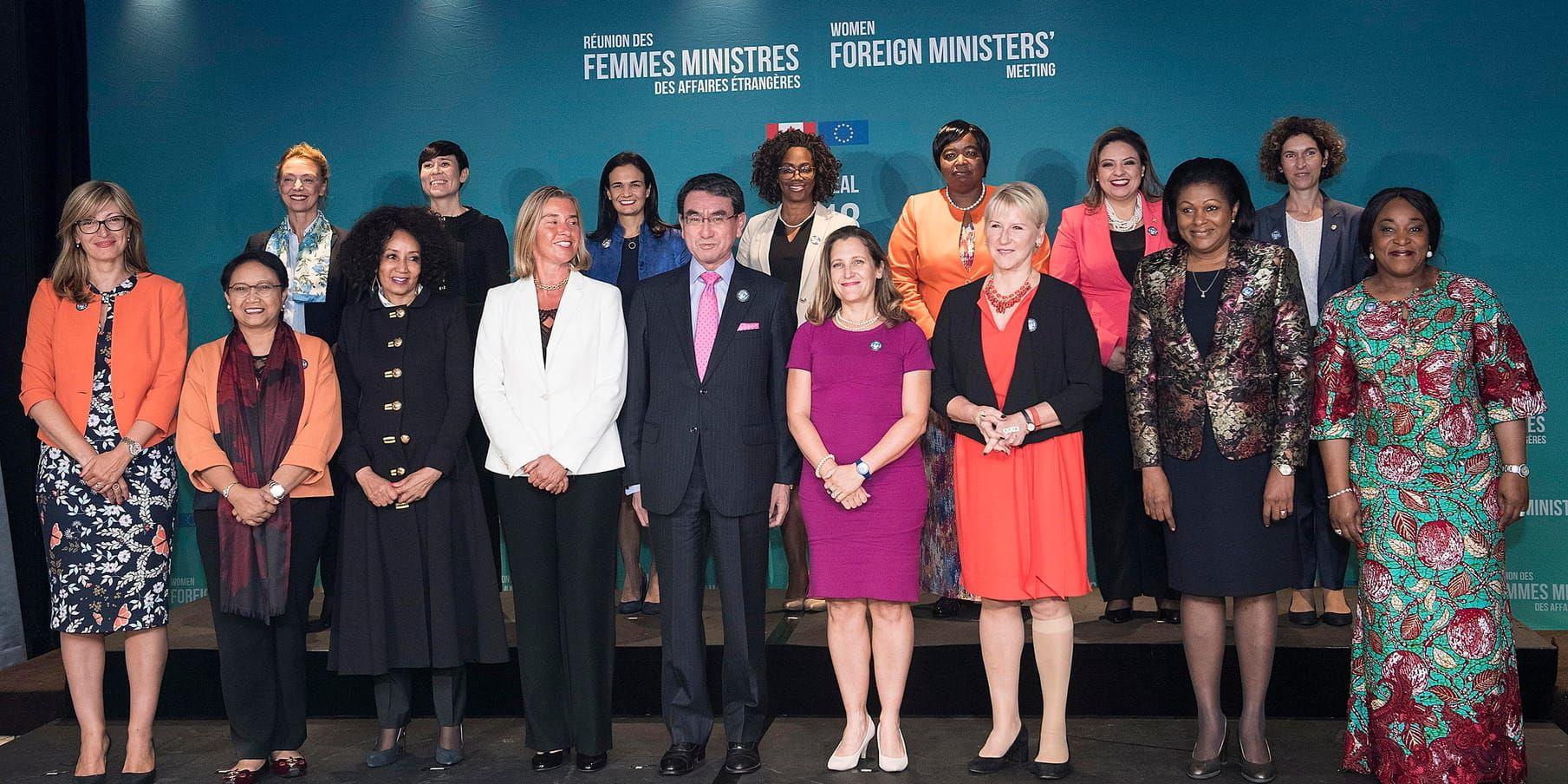 16 utrikesministrar som träffas i Kanada samlas för en bild. I mitten längst fram står Japans manliga utrikesminister Taro Kano, som är med på delar av konferensen för att visa på landets vilja att stärka kvinnor, enligt The Japan Times.