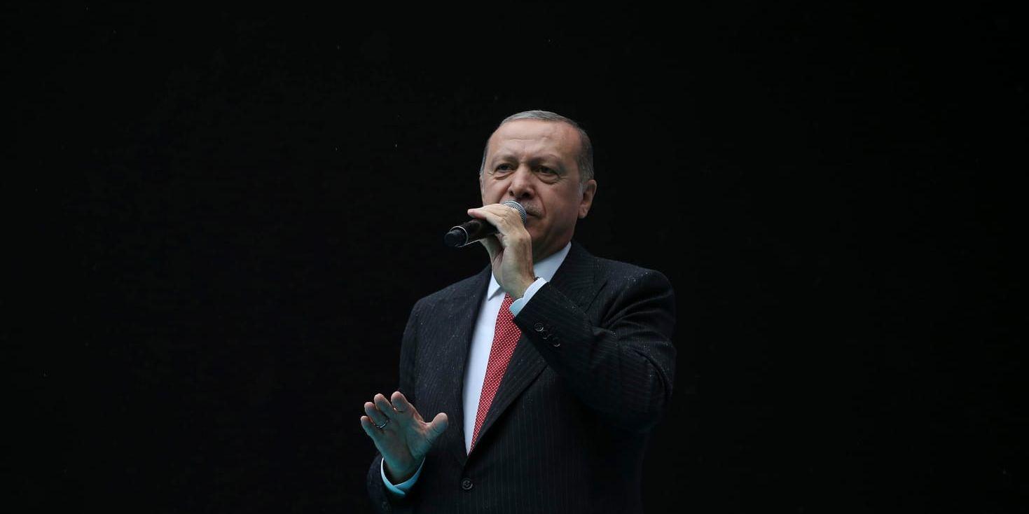 Recep Tayyip Erdogans långvariga maktposition utmanades i ett kuppförsök den 15 juli 2016. Efter tolv timmar var han tillbaka och numera har han stärkt sin makt betydligt.