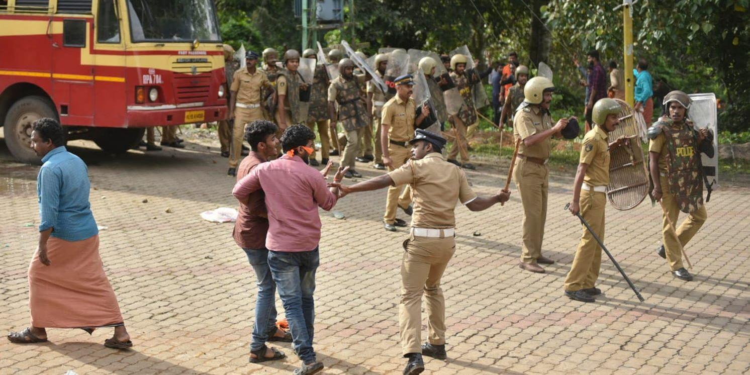 Polis drabbar samman med demonstranter som försöker stoppa kvinnor i "fel" ålder att besöka Sabarimalatemplet i Nilacka i Kerala.