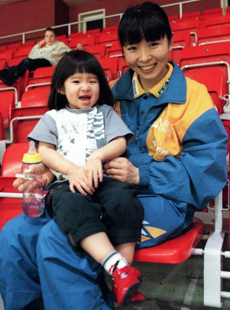 
    En snart treårigLinou Wang i mamma Yang Sha Fangs knä under en av många dagar i Sporthallen
   