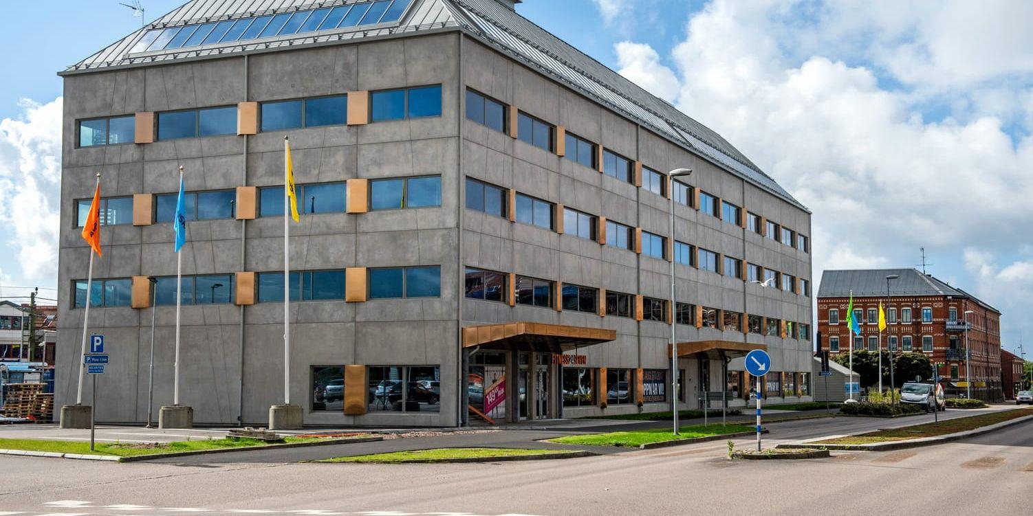 Kontorshuset vid Gamletullsgatan i Halmstad får representera avigsidan på nutida arkitektur av modernistiskt slag, där tegelfasaden i bakgrunden står för någonting helt annat.