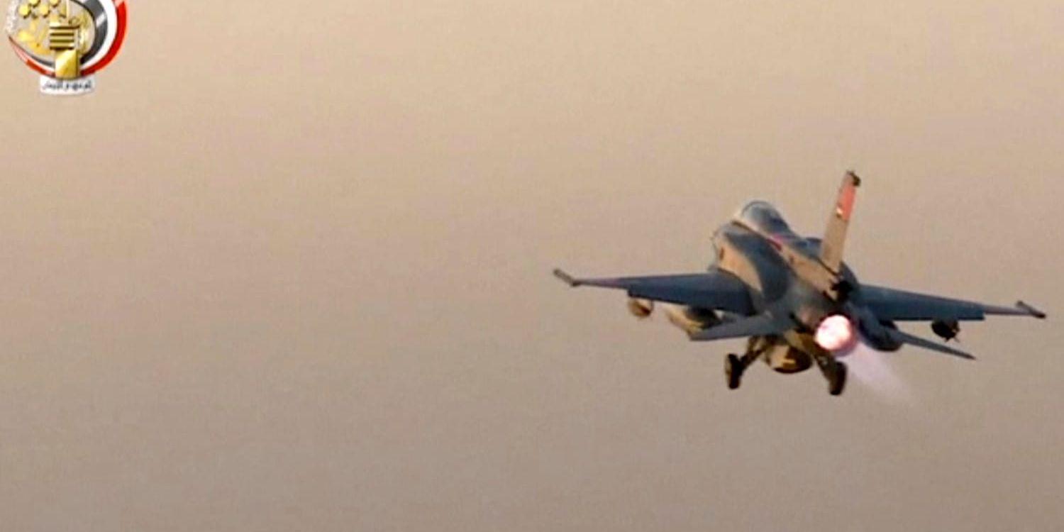 En stillbild från en video som filmats av den egyptiska militären visar ett stridsflygplan på väg mot Darna för att genomföra flygangrepp mot extremistgrupper i grannlandet. Arkivbild.