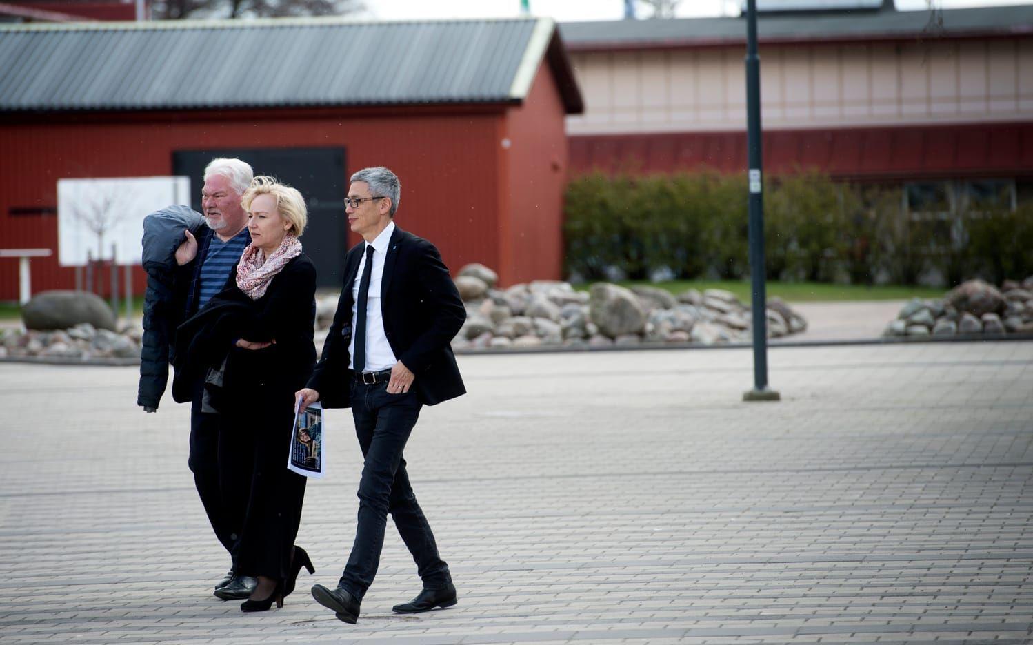 Varken S-rådet Anders Rosén (till vänster) eller rektor Stephen Hwang (till höger) fick något besked av minister Helene Hellmark Knutsson (i mitten) angående Halmstads chanser att få en av de två nya polisutbildningarna. Bild: Lina Salomonsson