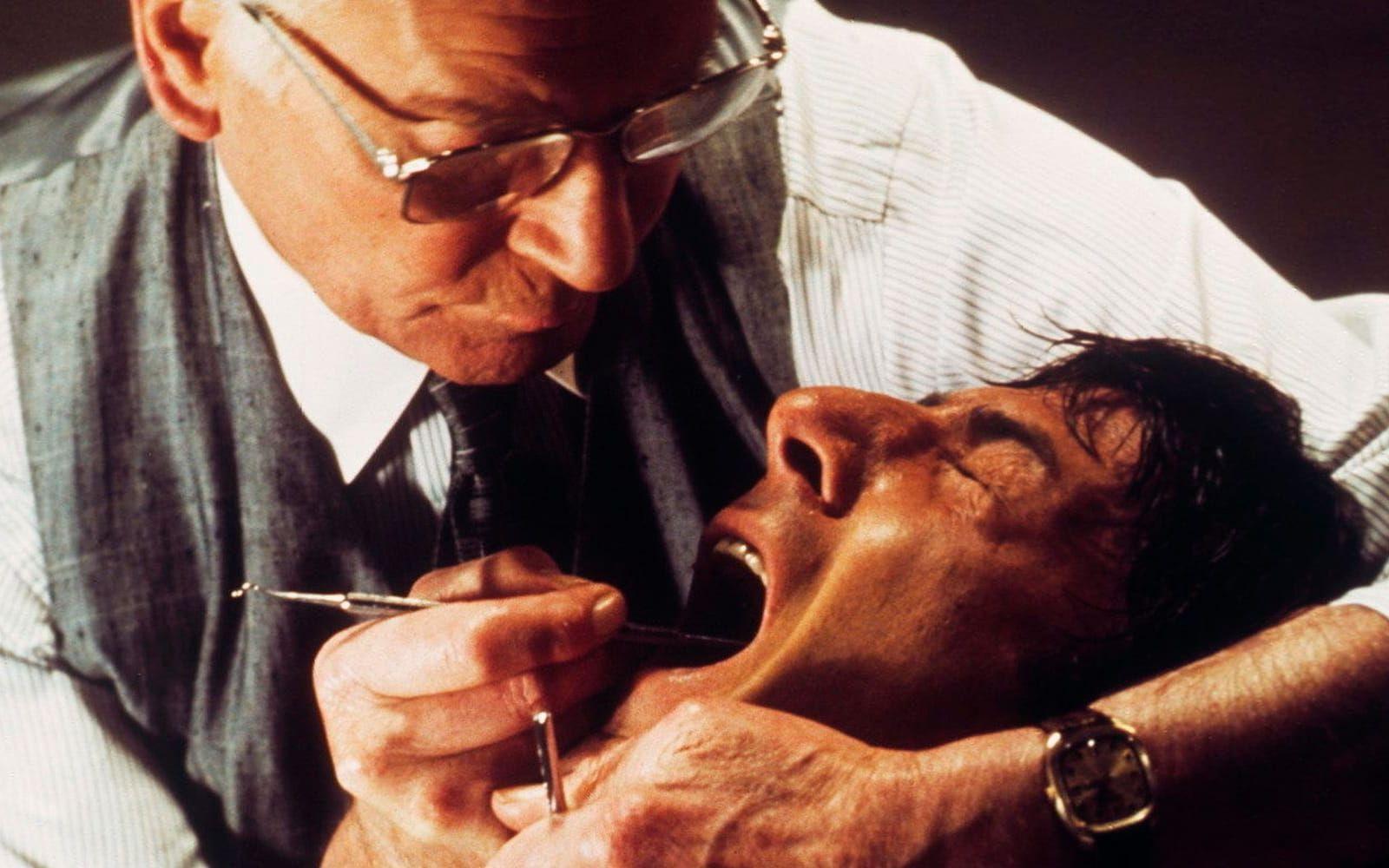<strong>MARATONMANNEN (1976):</strong> Ingen gillar att gå till tandläkaren och Maratonmannen, med Dustin Hoffman i huvudrollen, gjorde det knappast roligare. För många blev det synonymt med tortyr. I filmen finner sig Hoffmans rollfigur fastbunden i en tandläkarstol och blir torterad av en sadistisk nazi-tandläkare. Scenen är inte särskilt grafisk, och det behövs heller inte. Ljudet av en borr och kameran som panorerar ut säger allt... Cirka fem procent av alla vuxna svenskar <a href="https://www.1177.se/Fakta-och-rad/Sjukdomar/Tandvardsradsla-hos-vuxna/">uppges</a> lida av tandläkarfobi.