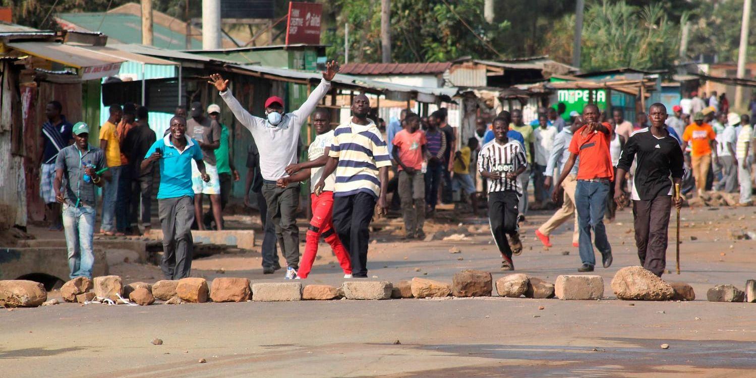 Boende i Kisumu blockerar vägen med stenar för att protestera till stöd för oppositionsledaren Raila Odinga. Arkivbild.