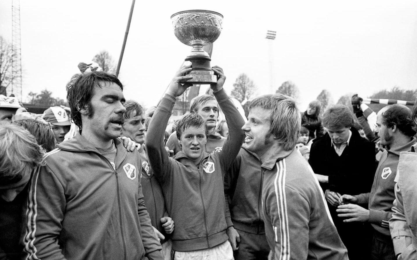 Första guldet. Totalt har Halland fyra SM-guld, samtliga tack vare HBK. Sigge Johansson, flankerad av Bertil Andersson till vänster och ”Svängsta-Larsson” till höger, håller här upp pokalen efter guldet 1976. Bild: Bildbyrån