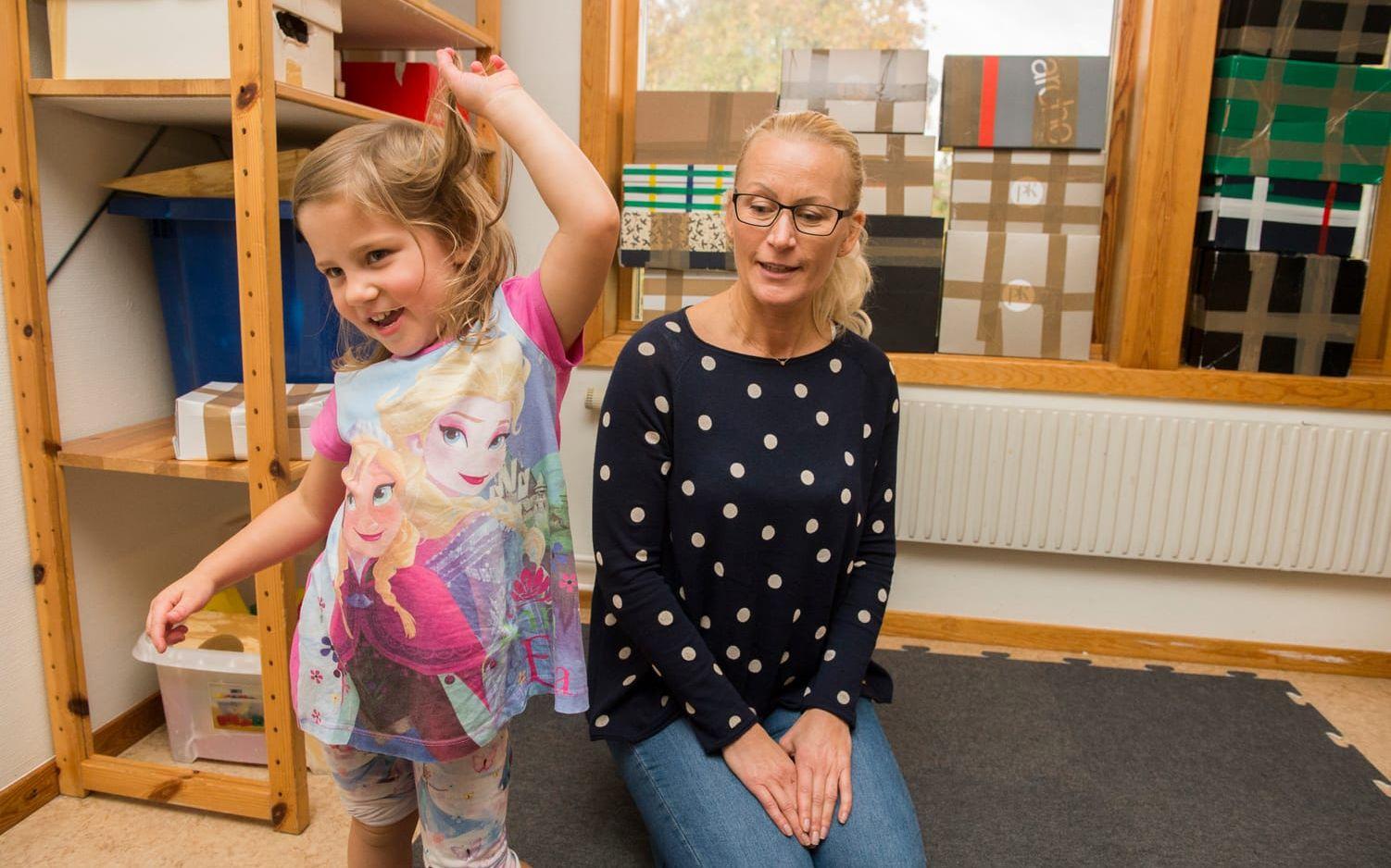 Karina Björklund berättar att 4-åriga Emma Petersson och de andra barnen på förskolan tycker om biblioteket. Bild: Roger Larsson